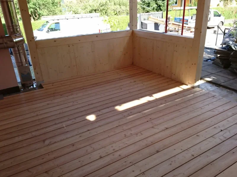TerrassenuÌberdachung mit Bodenkonstruktion aus sib. LaÌrche
